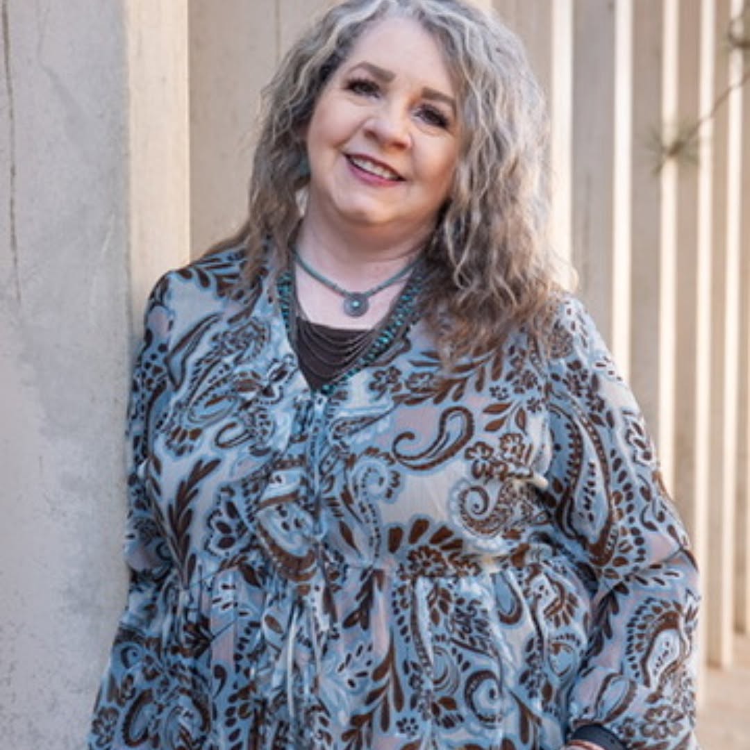 Jennifer, founder and photographer behind UTAZNM